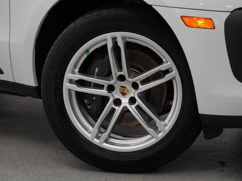 Used 2023 Porsche Macan image 3