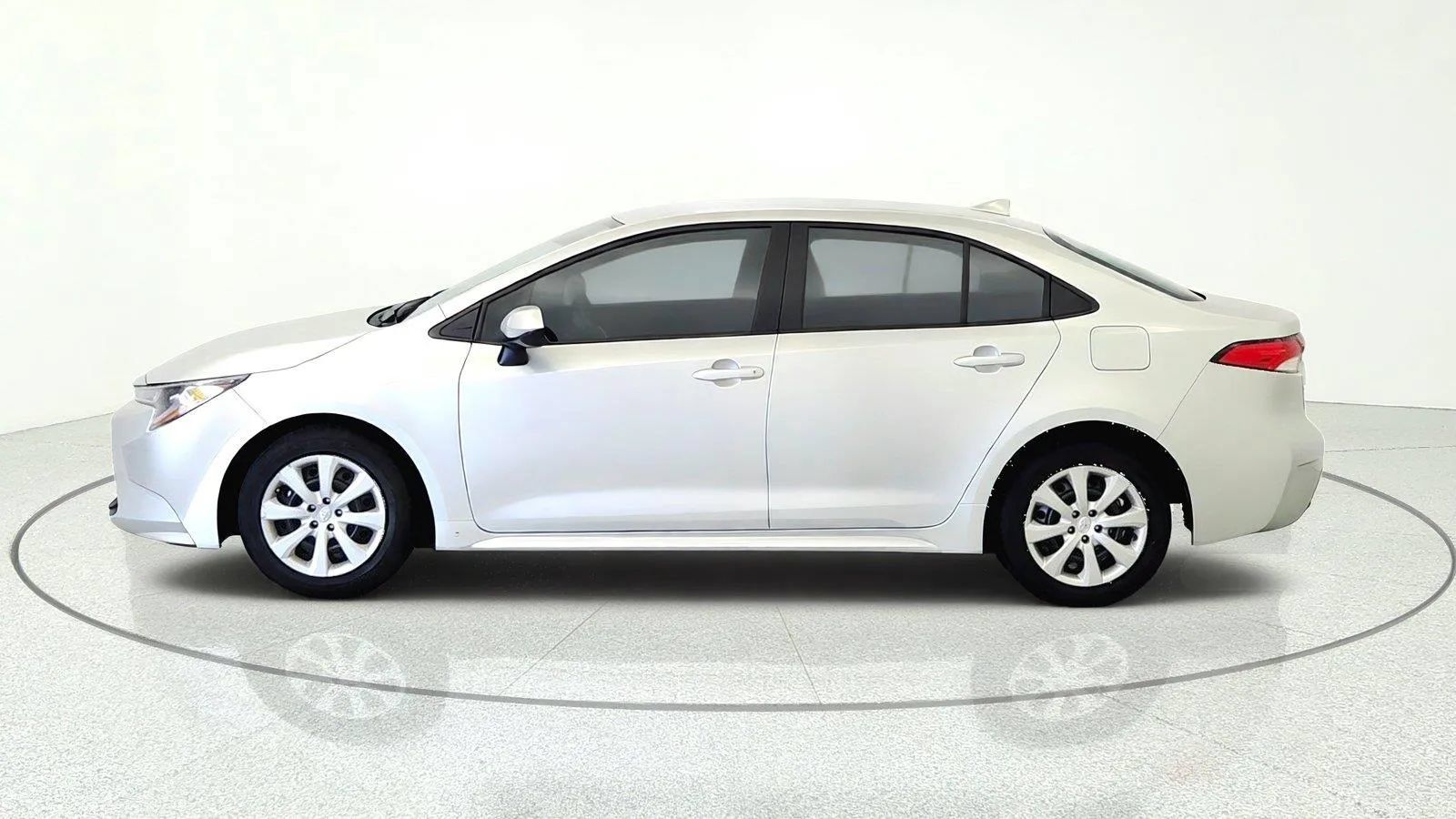 Used 2025 Toyota Corolla LE FWD image 5
