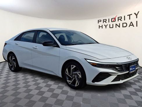 Certified 2025 Hyundai Elantra Sport FWD image 3