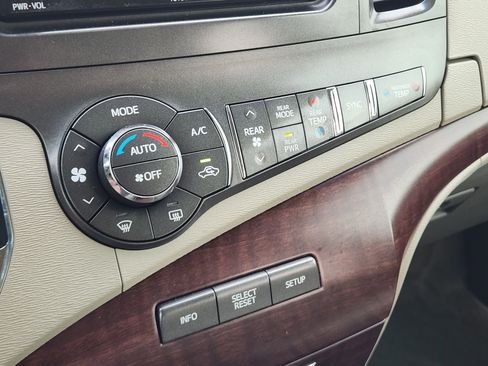 Used 2014 Toyota Sienna XLE image 21