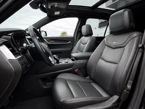 Used 2023 Cadillac XT6 Premium Luxury image 13