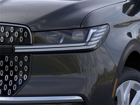 Certified 2025 Lincoln Navigator Reserve AWD/4WD image 33