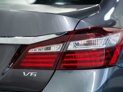Used 2017 Honda Accord EX-L image 6