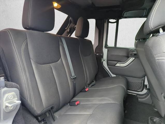 Used 2015 Jeep Wrangler Unlimited Sahara w/ Connectivity Group AWD/4WD image 22