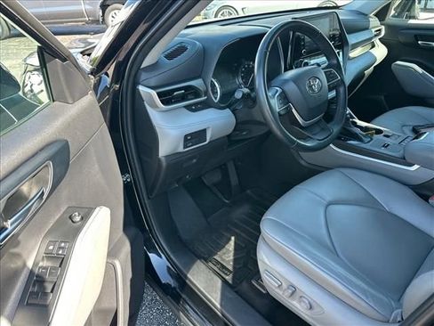 Used 2022 Toyota Highlander XLE FWD image 13