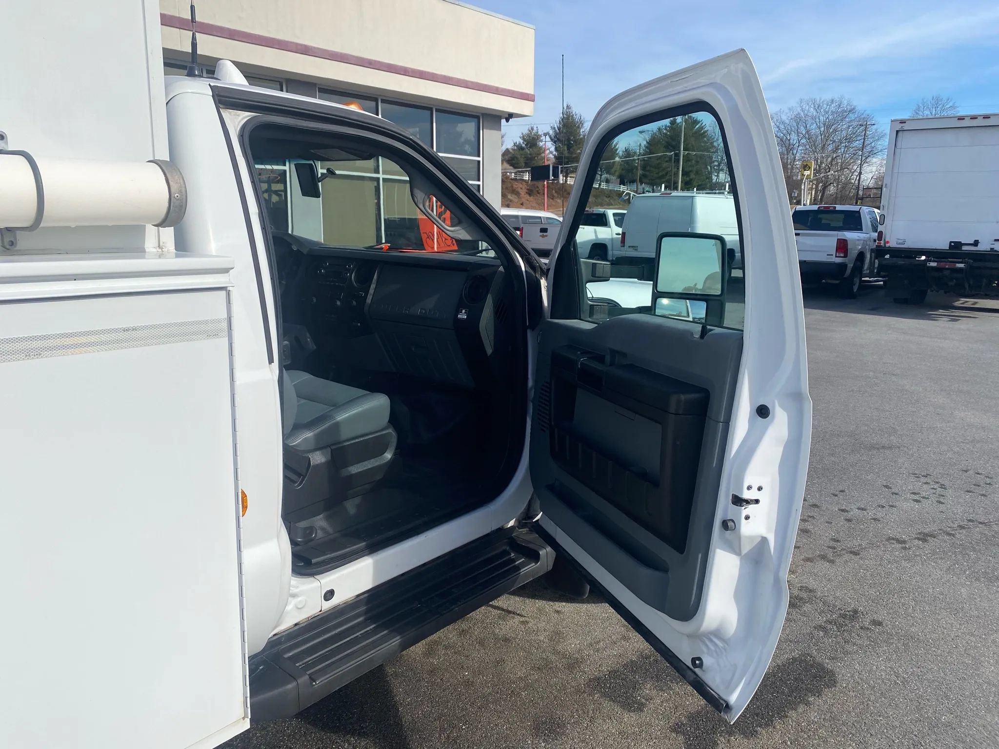 Used 2015 Ford F550 4x4 Regular Cab Super Duty image 21