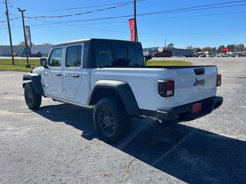 New 2025 Jeep Gladiator Sport image 5