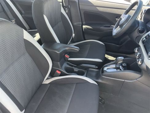 Used 2021 Nissan Versa SV w/ Trunk Package image 10