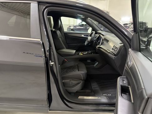 Certified 2024 Volkswagen Atlas Cross Sport SE AWD/4WD image 36
