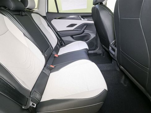 Used 2025 Volkswagen Tiguan SE w/ Panoramic Sunroof Package AWD/4WD image 18