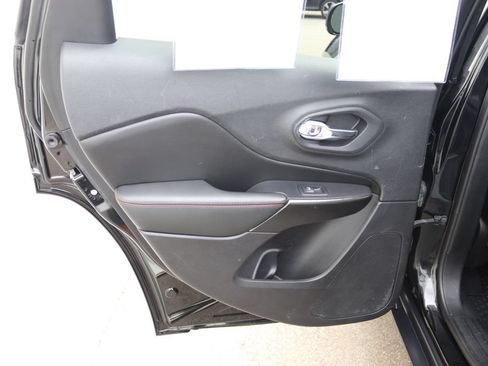 Used 2021 Jeep Cherokee Trailhawk AWD/4WD image 21