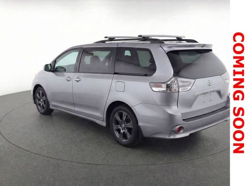Used 2016 Toyota Sienna SE image 4