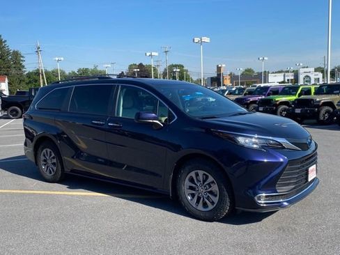 Used 2023 Toyota Sienna XLE FWD image 7