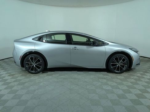 Used 2025 Toyota Prius XLE FWD image 2