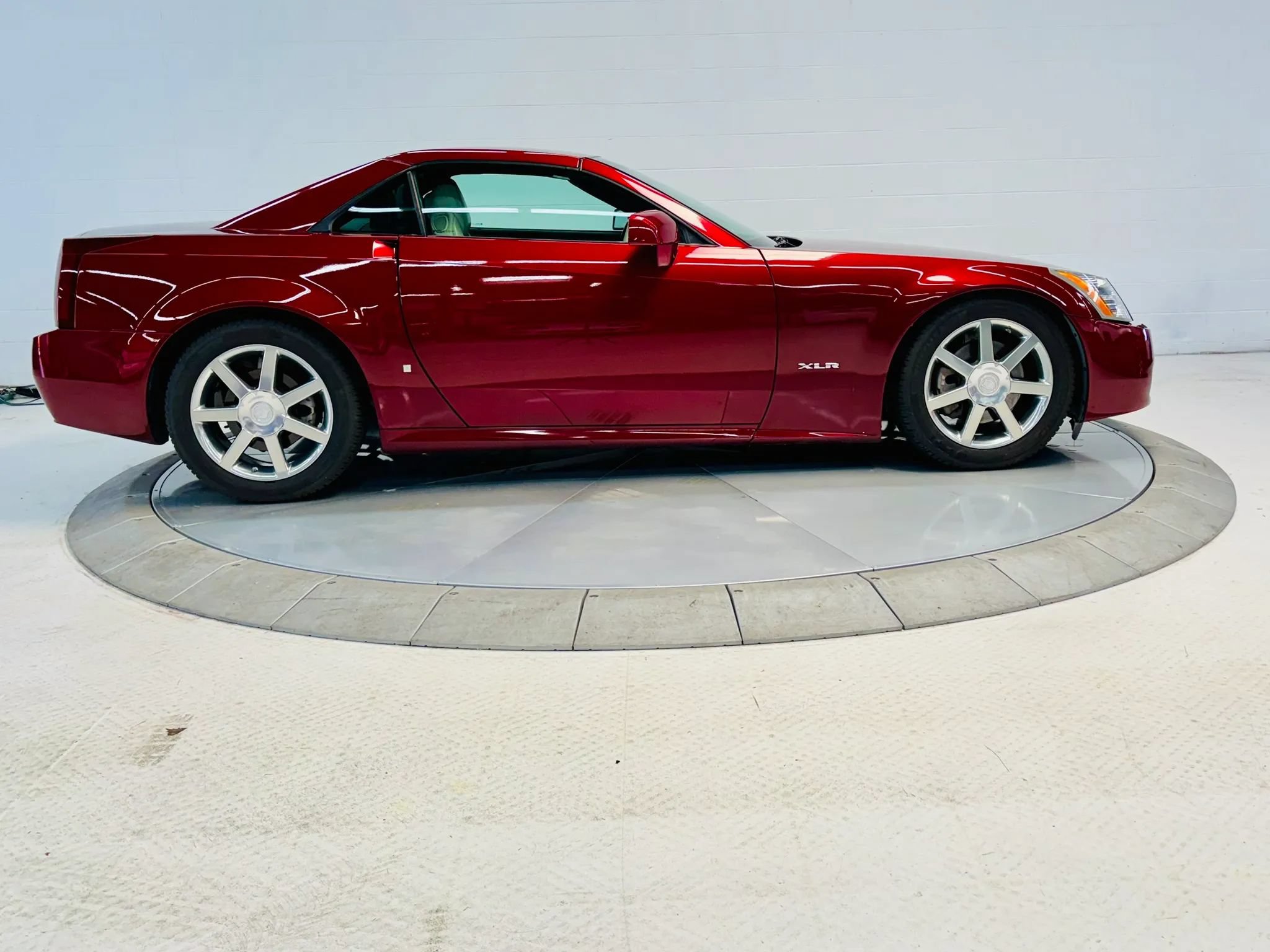 Used 2006 Cadillac XLR RWD image 27