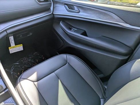 New 2025 Jeep Grand Cherokee Limited w/ Black Appearance Package image 15