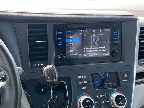 Used 2015 Toyota Sienna XLE Premium image 21