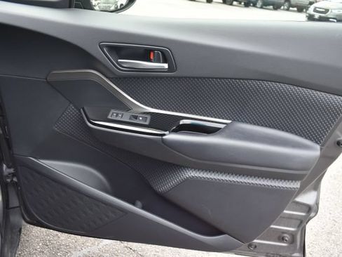 Used 2019 Toyota C-HR XLE FWD image 37