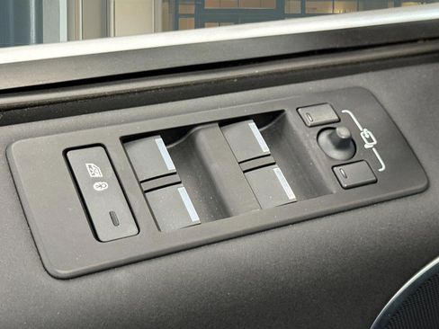 Certified 2025 Land Rover Discovery S AWD/4WD image 33