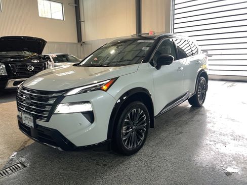 Used 2025 Nissan Rogue Platinum w/ Tech Package AWD/4WD image 4