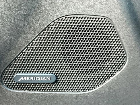 Used 2017 Jaguar F-PACE Premium image 19