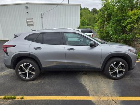 Used 2024 Chevrolet Trax RS w/ Driver Confidence Package FWD image 2