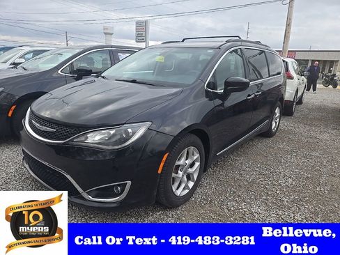 Used 2017 Chrysler Pacifica Touring-L w/ Tire & Wheel Group image 1