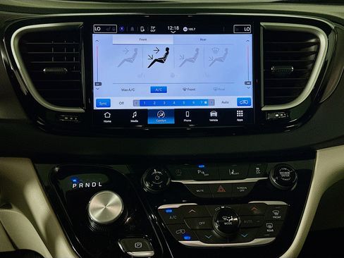 Used 2024 Chrysler Pacifica Touring-L image 23