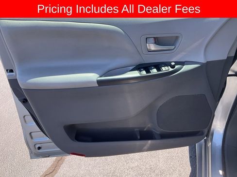 Used 2016 Toyota Sienna LE FWD image 3