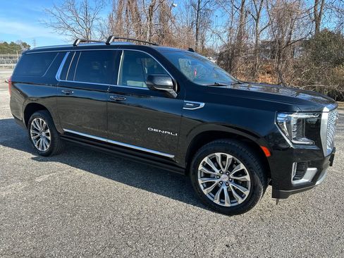 Used 2021 GMC Yukon XL Denali w/ Denali Premium Package image 9