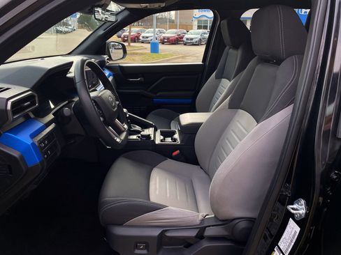 Used 2025 Toyota Tacoma TRD Off-Road image 11