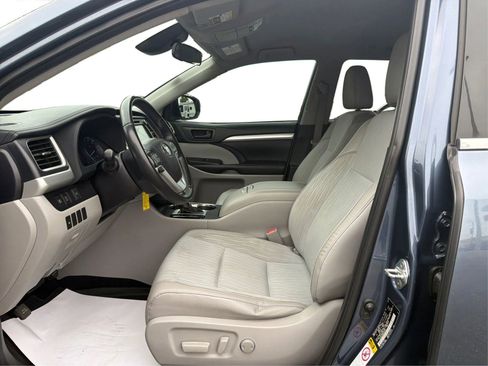 Used 2019 Toyota Highlander Plus FWD image 9