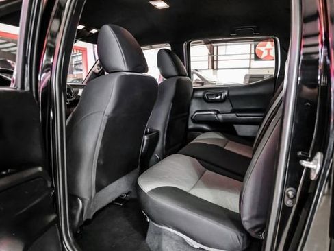 Used 2022 Toyota Tacoma TRD Off-Road image 30