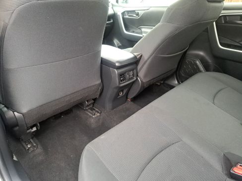 Used 2021 Toyota RAV4 LE image 8