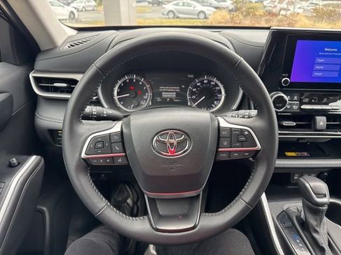 Used 2025 Toyota Highlander XLE image 15