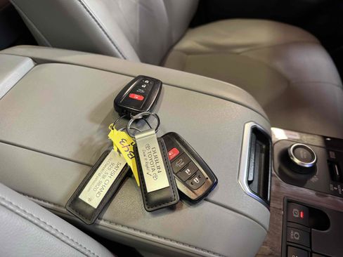 Used 2023 Toyota Highlander Platinum image 40