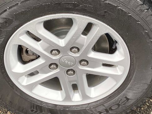 Certified 2023 Jeep Grand Cherokee Laredo image 21