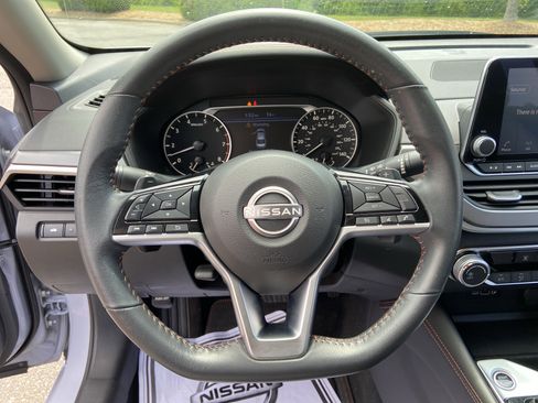 Used 2024 Nissan Altima 2.5 SR FWD image 13