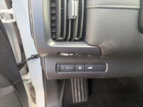 Used 2025 Nissan Pathfinder SL AWD/4WD image 19