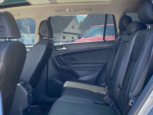 Used 2023 Volkswagen Tiguan SE w/ Panoramic Sunroof Package image 17