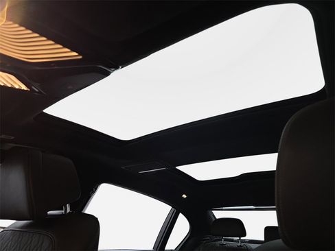 Used 2017 BMW 750i image 32