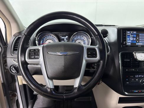 Used 2014 Chrysler Town & Country Touring FWD image 12