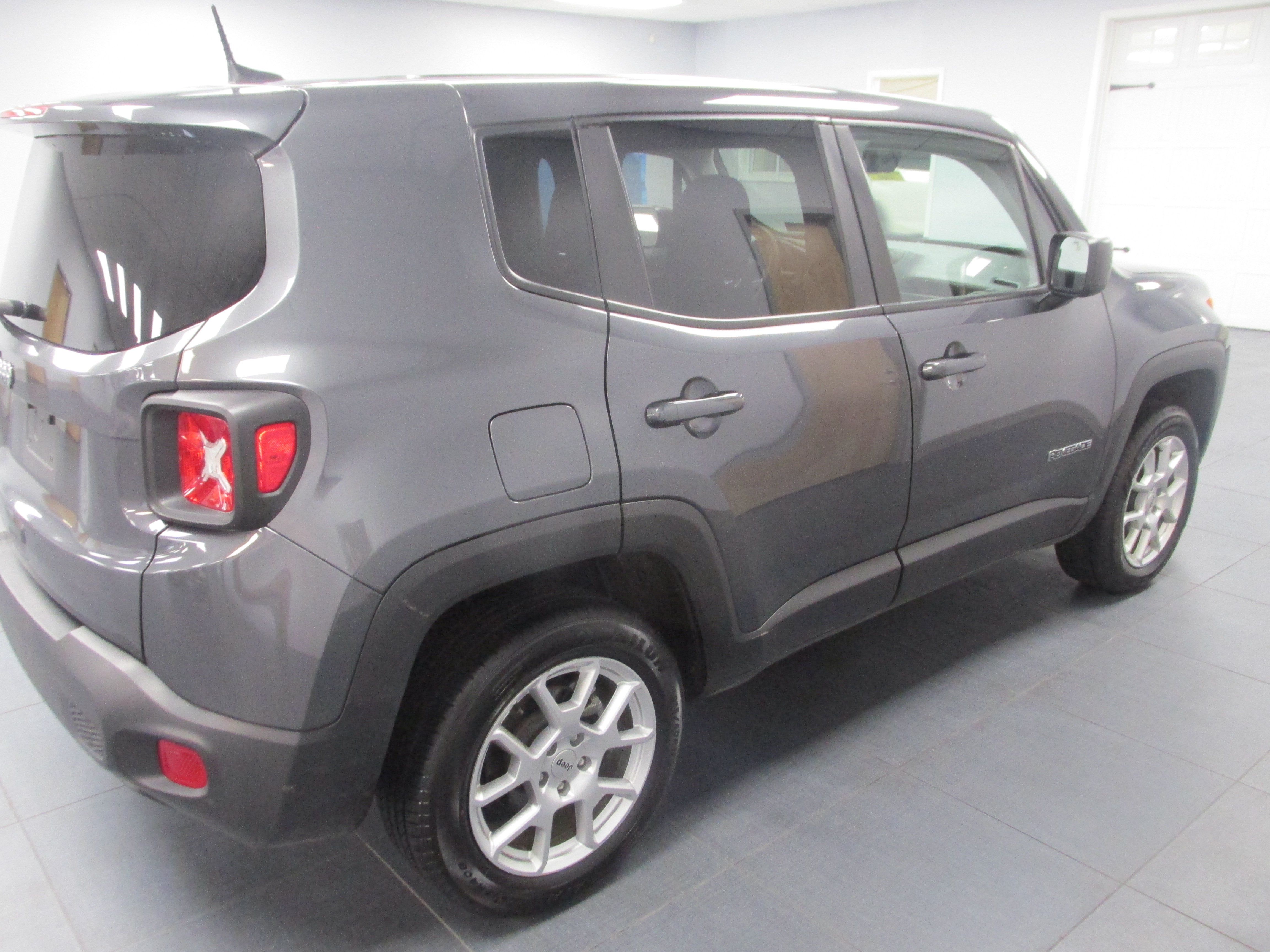 Used 2023 Jeep Renegade Latitude AWD/4WD image 4