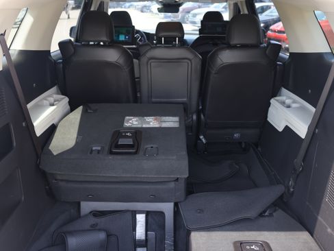 Used 2023 Kia Carnival LX FWD image 16