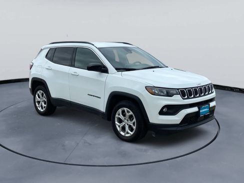 Used 2024 Jeep Compass Latitude AWD/4WD image 4