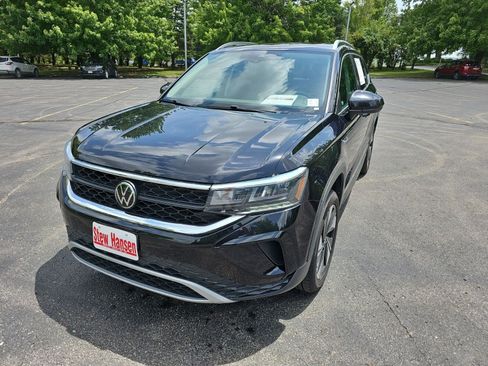 Used 2024 Volkswagen Taos SE AWD/4WD image 2