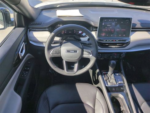 Used 2025 Jeep Compass Limited image 17