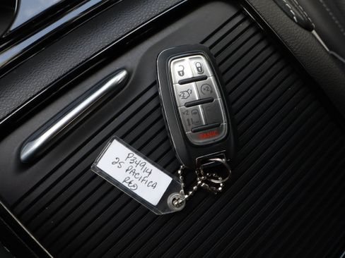 Used 2025 Chrysler Pacifica Limited FWD image 35