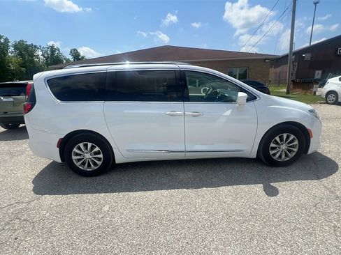 Used 2018 Chrysler Pacifica Touring-L Plus FWD image 5
