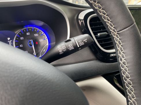Used 2024 Chrysler Pacifica Touring-L FWD image 22